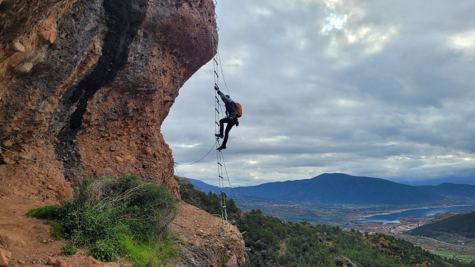 Escalera flotante suspendida en la Vía Ferrata Roca Foradada